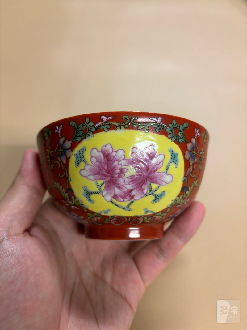 清道光 珊瑚红地粉彩花卉纹碗 - 图2